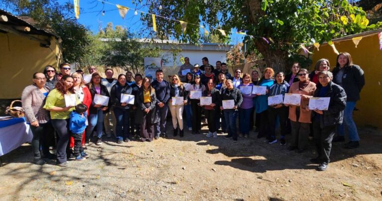 Entrega de certificados de capacitación en turismo en Famatina