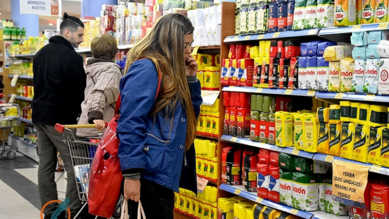 Carrito de supermercado lleno de alimentos y bebidas