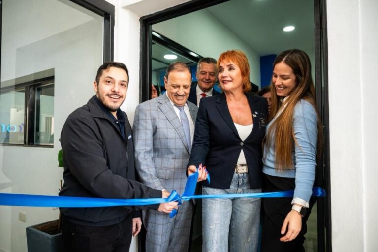 El gobernador Ricardo Quintela durante la inauguración de Radio 10 La Rioja 106.5