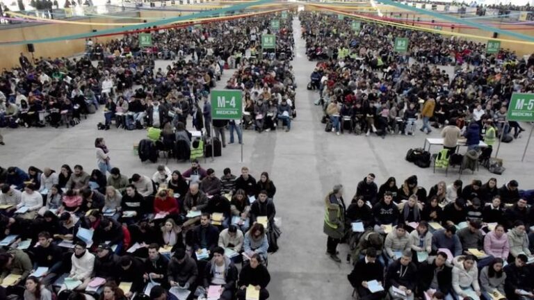 Tablet con pantalla de examen de residencias médicas