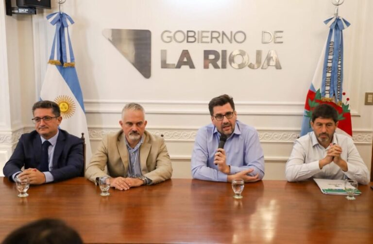 Conferencia de prensa del Gobierno de La Rioja en el Salón Blanco de Casa de Gobierno