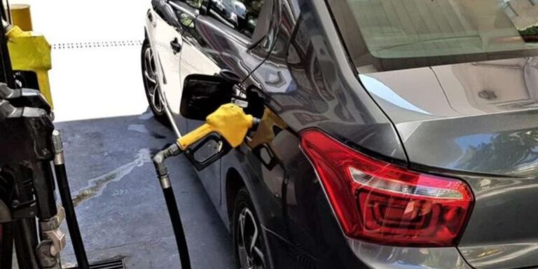 Estación de servicio en La Rioja con cartel de precios de combustibles actualizados
