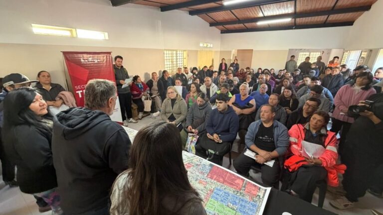 Vecinos presentan documentación en operativo de escrituración en barrio Nueva Rioja