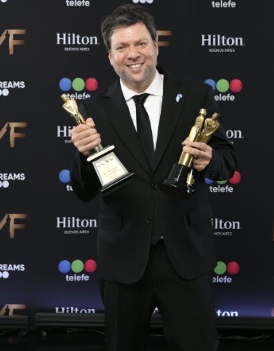 Guido Kaczka sosteniendo el Martín Fierro de Oro en la ceremonia