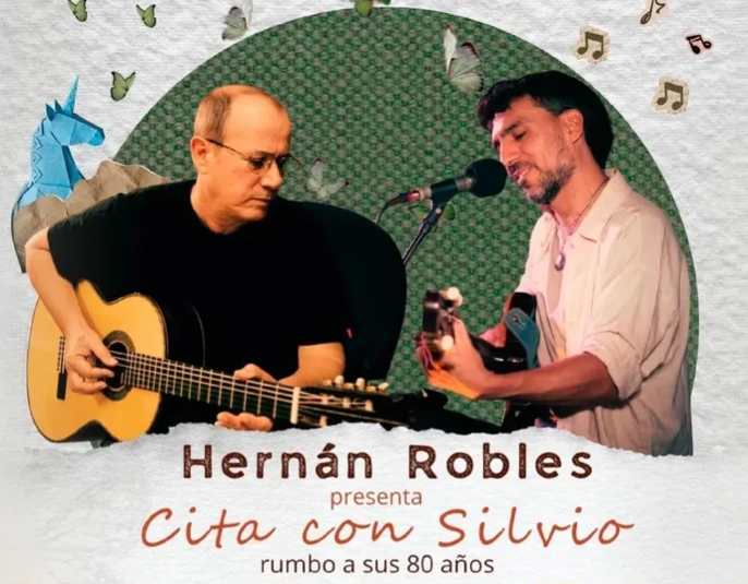 Hernán Robles en el escenario del Teatro de la Ciudad de La Rioja durante el homenaje a Silvio Rodríguez