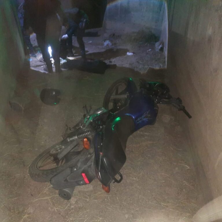 Motocicleta Honda Titan 150 azul caída en un canal en La Rioja
