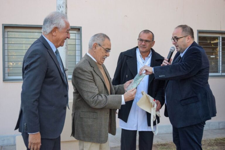Acto de aniversario del Hospital Vera Barros con autoridades y trabajadores