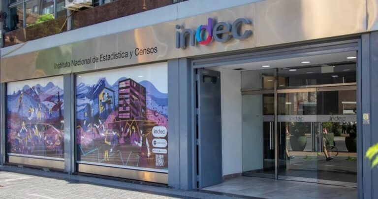 Gráfico de inflación con tendencia descendente y logotipo del INDEC