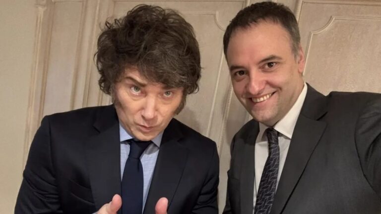 Javier Milei y Manuel Adorni en reunión en Quinta de Olivos