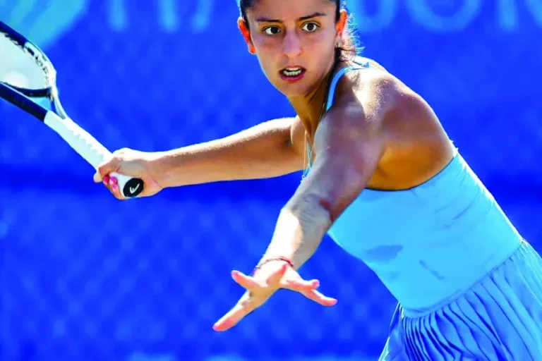 Jazmín Ortenzi en la cancha de polvo de ladrillo de Roland Garros