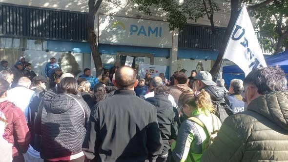 Protesta de jubilados frente al PAMI en La Rioja con olla popular