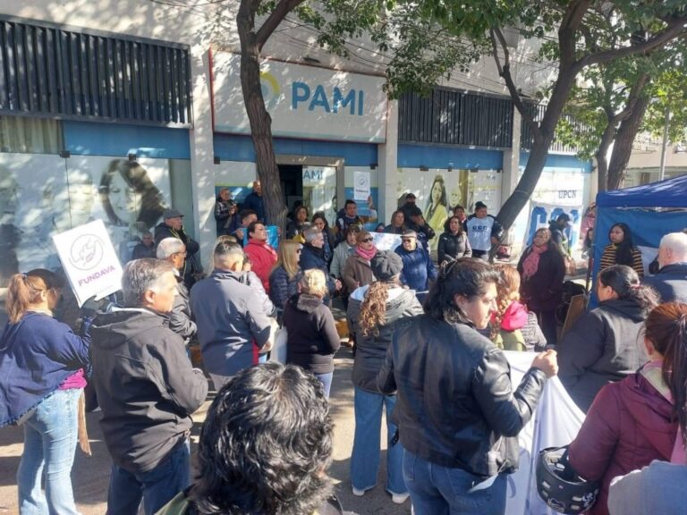 Protesta de jubilados frente al PAMI La Rioja con olla popular