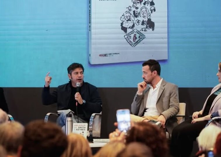 Axel Kicillof en la Feria del Libro presentando su obra