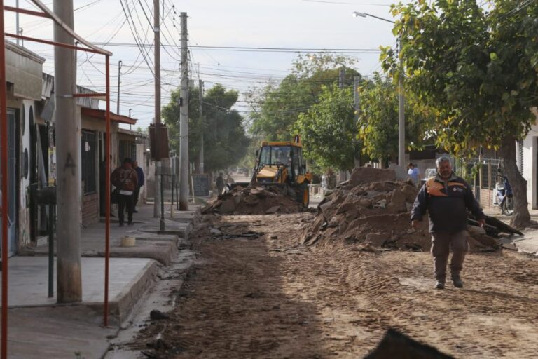 Obras de bacheo y reasfaltado en el barrio 20 de Mayo, La Rioja