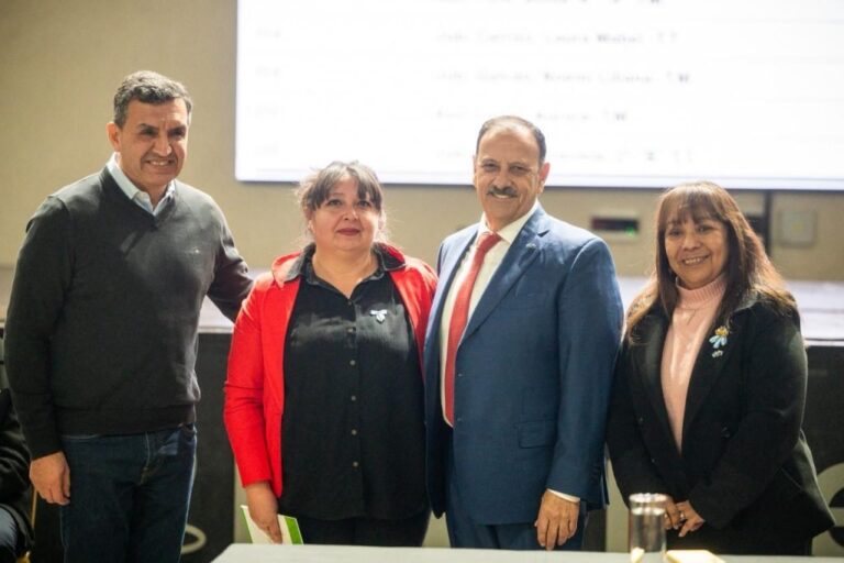 Gobernador Ricardo Quintela y ministro Ariel Martínez en acto de adjudicación de cargos docentes en La Rioja