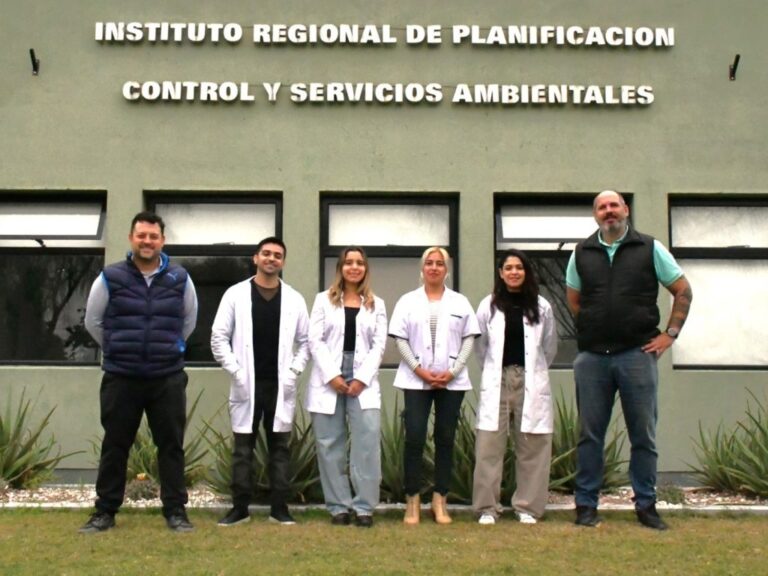 Toma de muestras de agua en un dique de La Rioja
