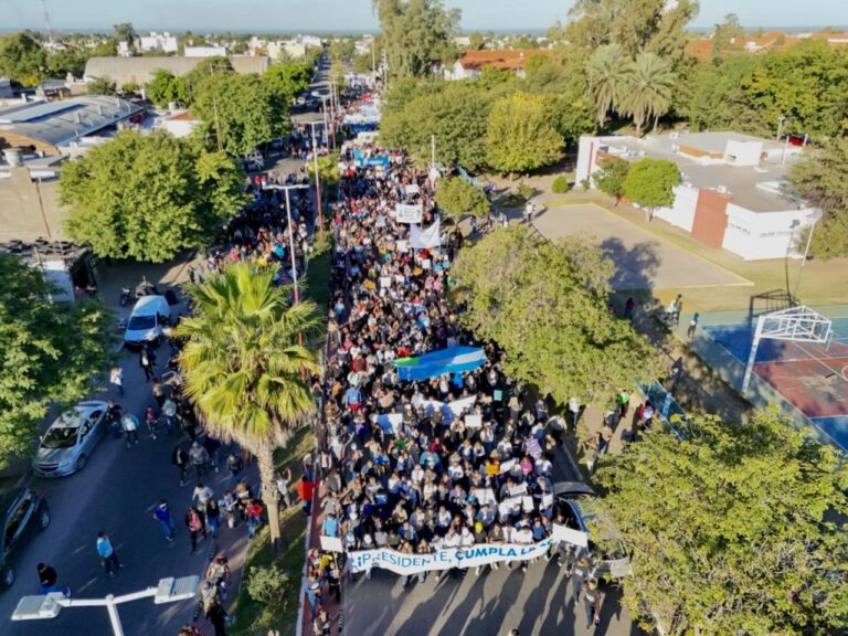 Multitudinaria movilización en la Universidad Nacional de La Rioja durante la Marcha Federal Universitaria