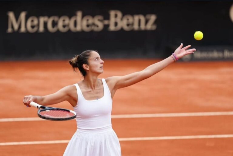 Jazmín Ortenzi en una cancha de tenis de polvo de ladrillo