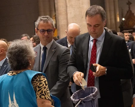 Manuel Adorni y su esposa Bettina Angeletti en un acto público