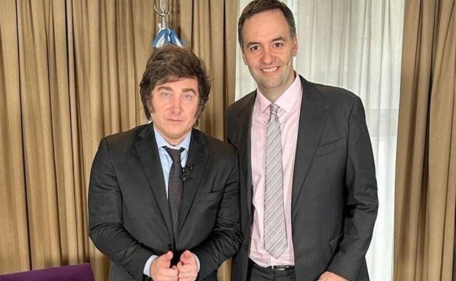 Javier Milei y Manuel Adorni en evento oficial