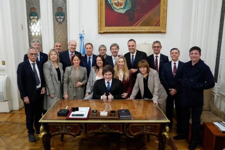 Javier Milei y Manuel Adorni en la Casa Rosada durante reunión de Gabinete