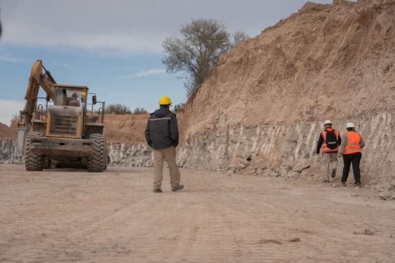 Cantera de yeso en Los Llanos riojanos con maquinaria y trabajadores