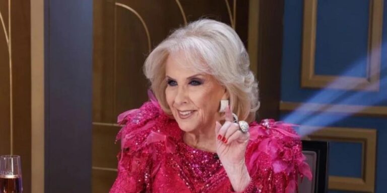 Mirtha Legrand en un evento de gala, sonriendo ante la cámara