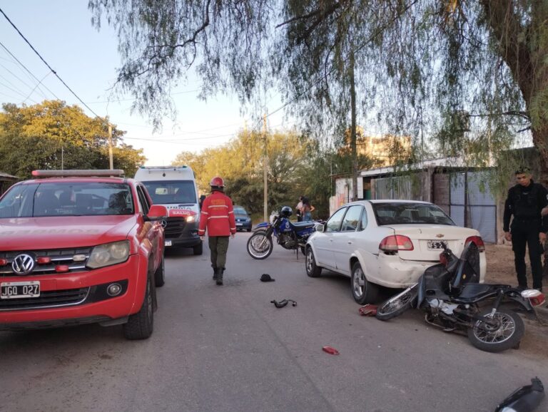 Siniestro vial en calle Santirso, La Rioja, motociclista choca contra auto estacionado