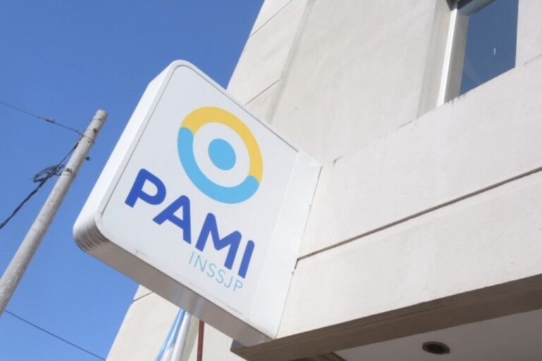 Personas reunidas frente al edificio del PAMI en La Rioja durante una protesta