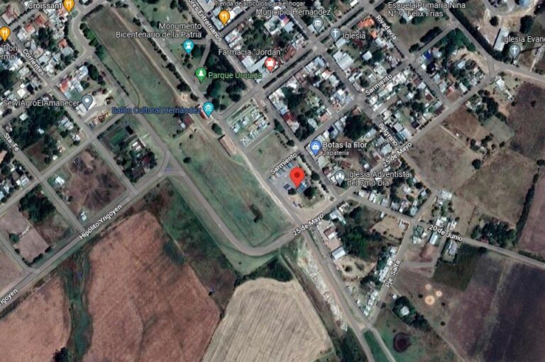 Vista de un municipio pequeño en La Rioja con terrenos y edificios públicos