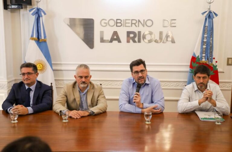 Conferencia de prensa del Gobierno de La Rioja sobre el Banco Rioja y el Parque Eólico Arauco