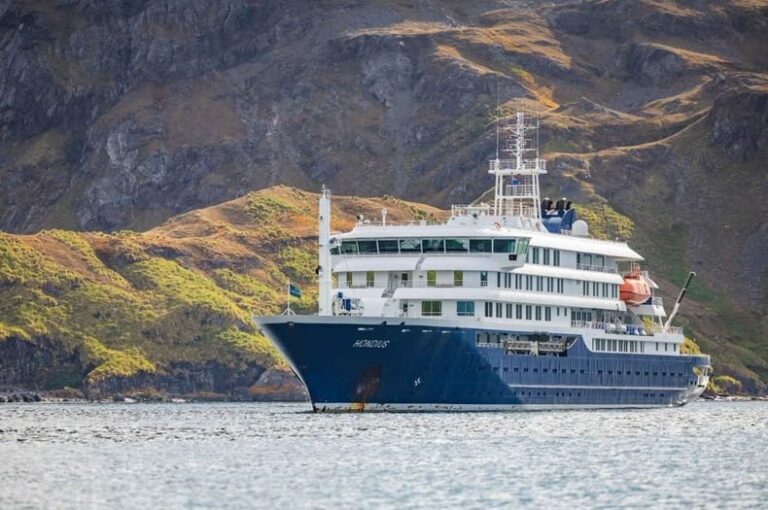 Crucero MV Hondius en el puerto con personal sanitario