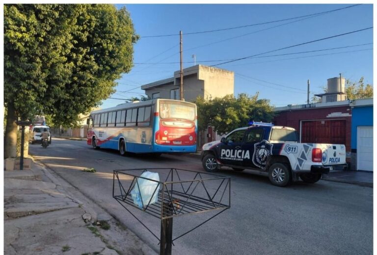 Colectivo de Rioja Bus en la vía pública