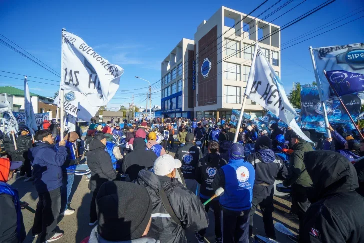Trabajadores petroleros de Santa Cruz en protesta durante paro total