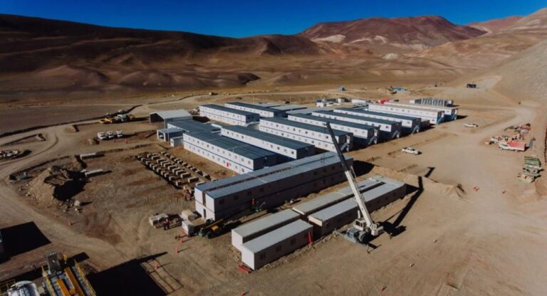 Reunión entre Gobierno de La Rioja y empresa Vicuña para acordar controles ambientales y empleo local