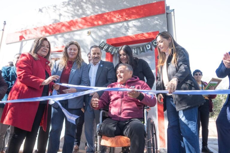 Entrega de vivienda adaptada en Chamical por el gobernador Ricardo Quintela