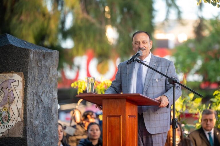 Gobernador Ricardo Quintela durante acto por aniversario de la Policía de La Rioja