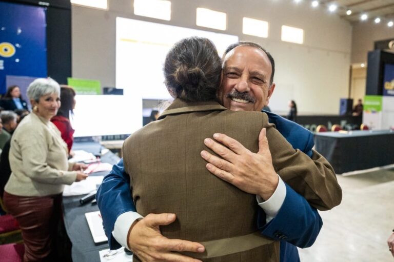 Gobernador Ricardo Quintela en acto de adjudicación de cargos docentes
