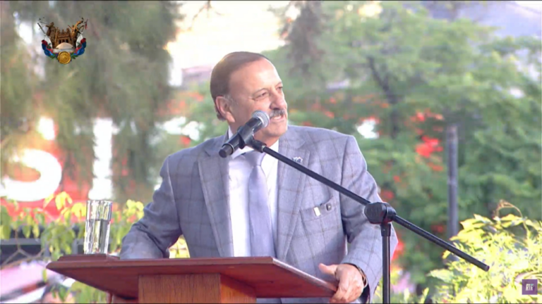 Gobernador Ricardo Quintela en el acto del 434° aniversario de la Fundación de La Rioja en la Plaza 25 de Mayo