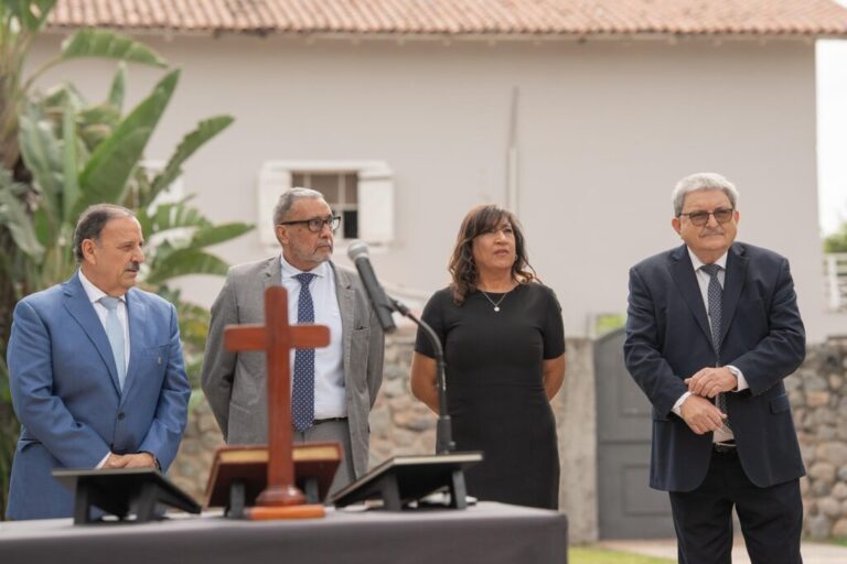 Ricardo Quintela tomando juramento a nuevos secretarios en La Rioja