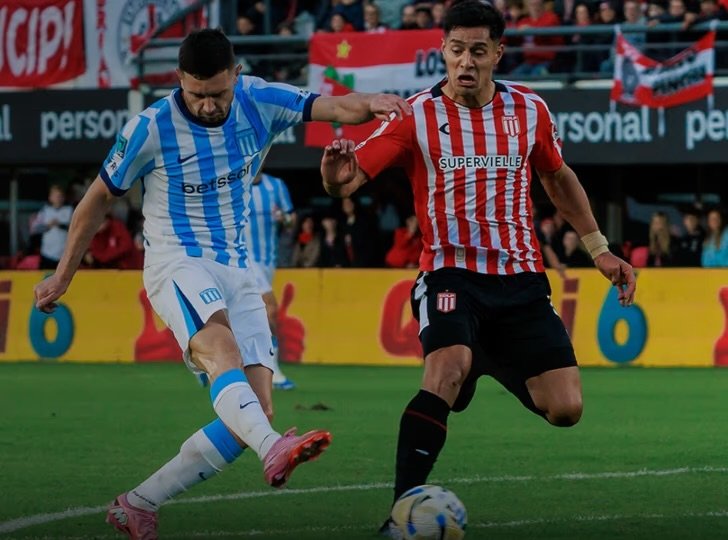 Santiago Sosa celebra el gol de Racing frente a Estudiantes