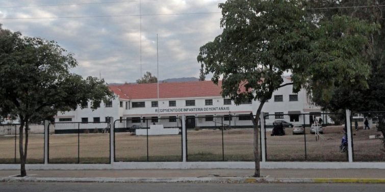 Entrada del Regimiento de Infantería de Montaña N° 15 en La Rioja