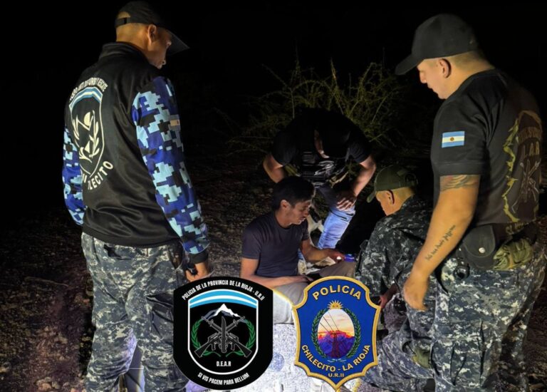 Operativo de rescate en el Cerro Velasco, con personal policial y asistencia al excursionista