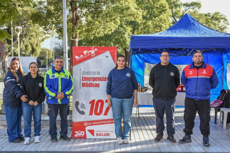 Stand informativo del Ministerio de Salud en Plaza 25 de Mayo promoviendo uso responsable del 107