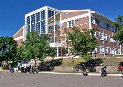 Docentes universitarios en protesta frente a la UNLaR