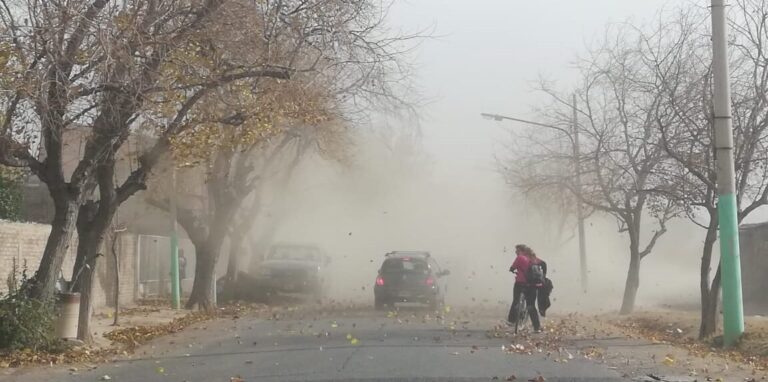 Viento zonda en Villa Unión, La Rioja, con polvo en la Ruta Nacional 40