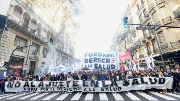 Manifestantes con carteles en defensa de la salud pública en una marcha