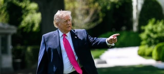 Donald Trump en un evento oficial con gesto serio