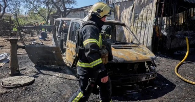 Edificio residencial dañado por ataque con dron en Járkiv, Ucrania