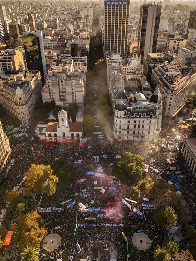 Multitud de manifestantes frente a la Casa Rosada durante la Marcha Federal Universitaria